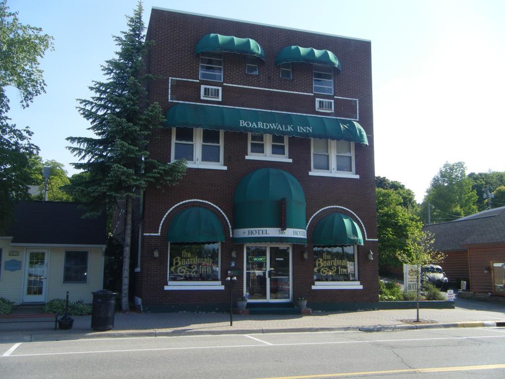 Boardwalk Inn Saint Ignace Exterior photo